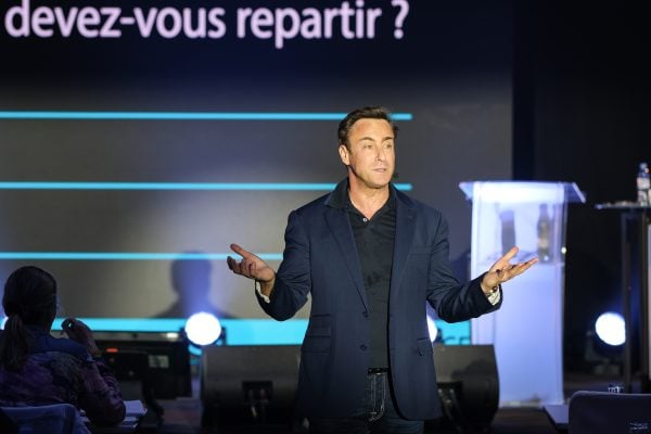 Entrepreneur concentré appliquant une méthode pour doubler sa productivité en 30 jours