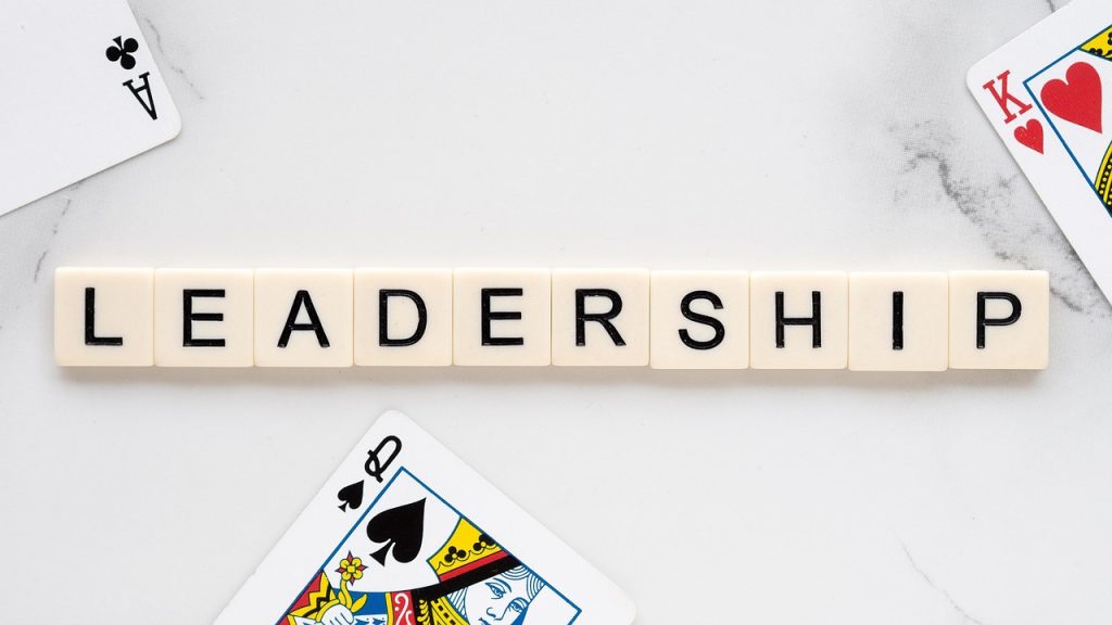 Différence entre leader et simple manager au travail : leader inspirant avec vision et manager supervisant opérations
