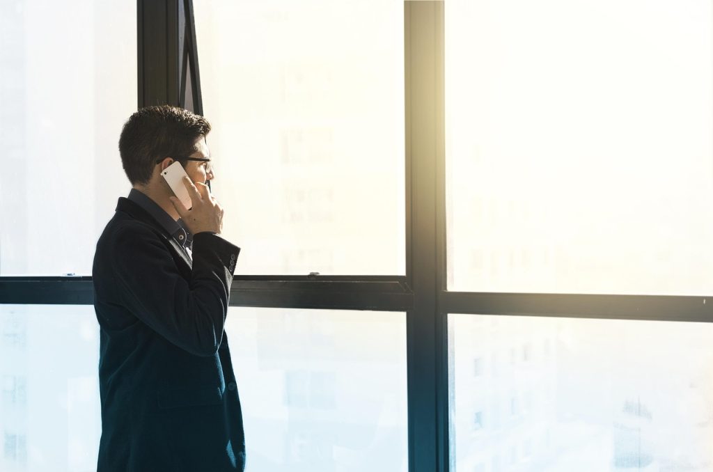 Dirigeant d'une entreprise alignée avec ses valeurs entouré de son équipe engagée